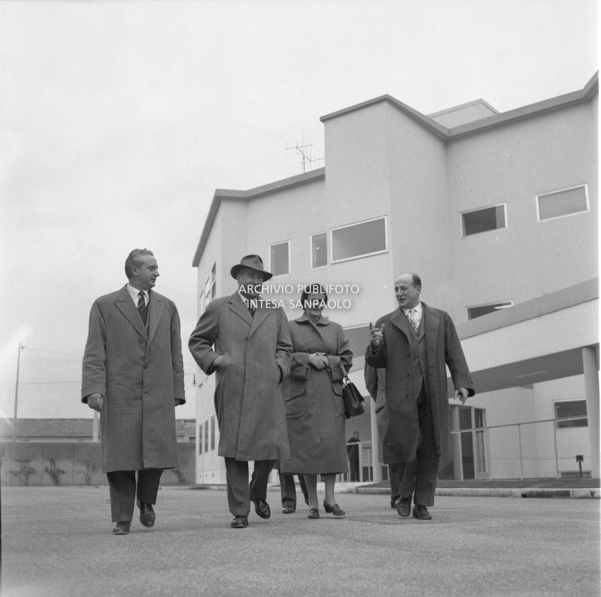 I visitatori camminano tra gli impianti esterni dello stabilimento<br>441580