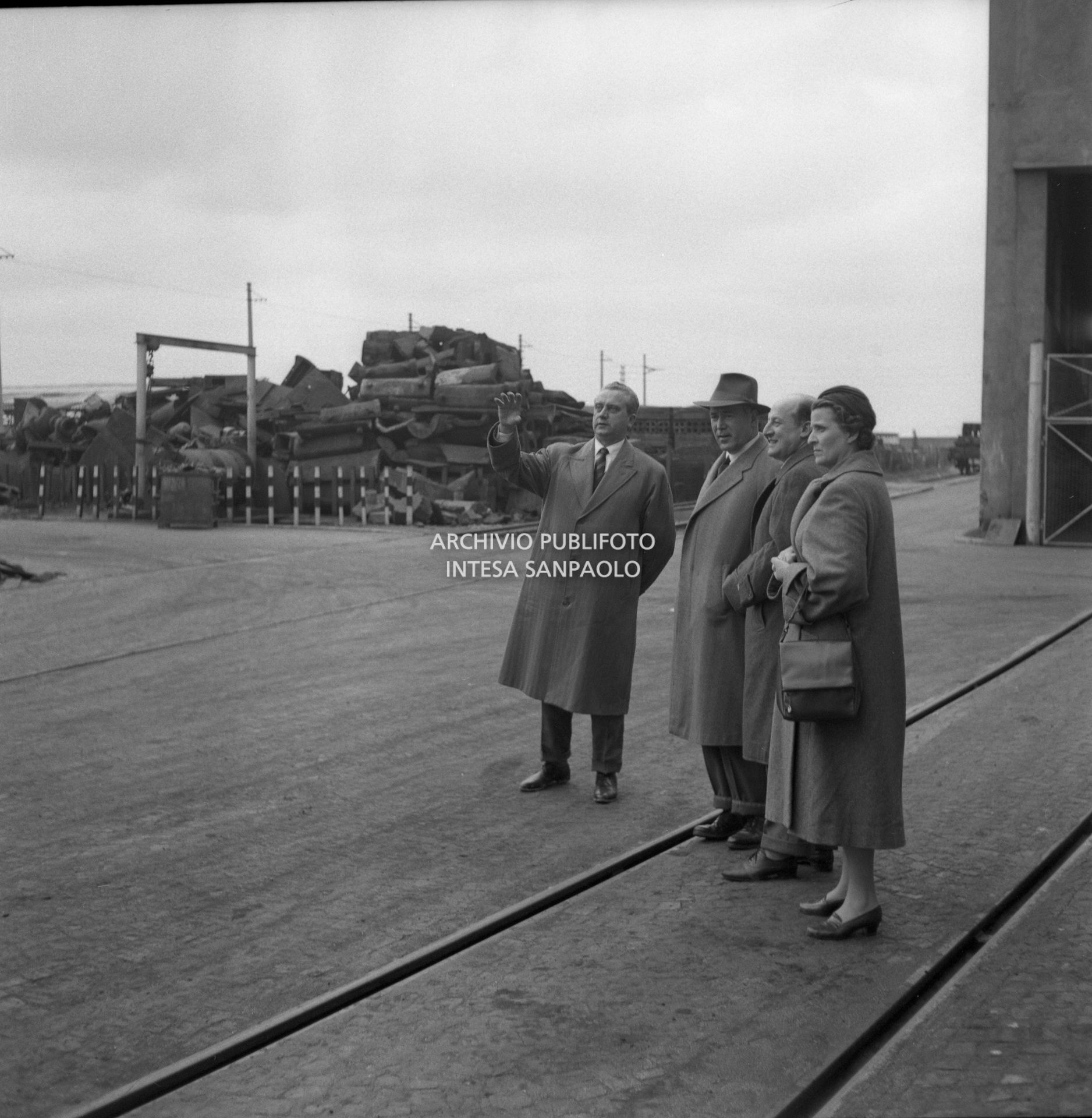 I visitatori camminano tra gli impianti esterni dello stabilimento<br>441581