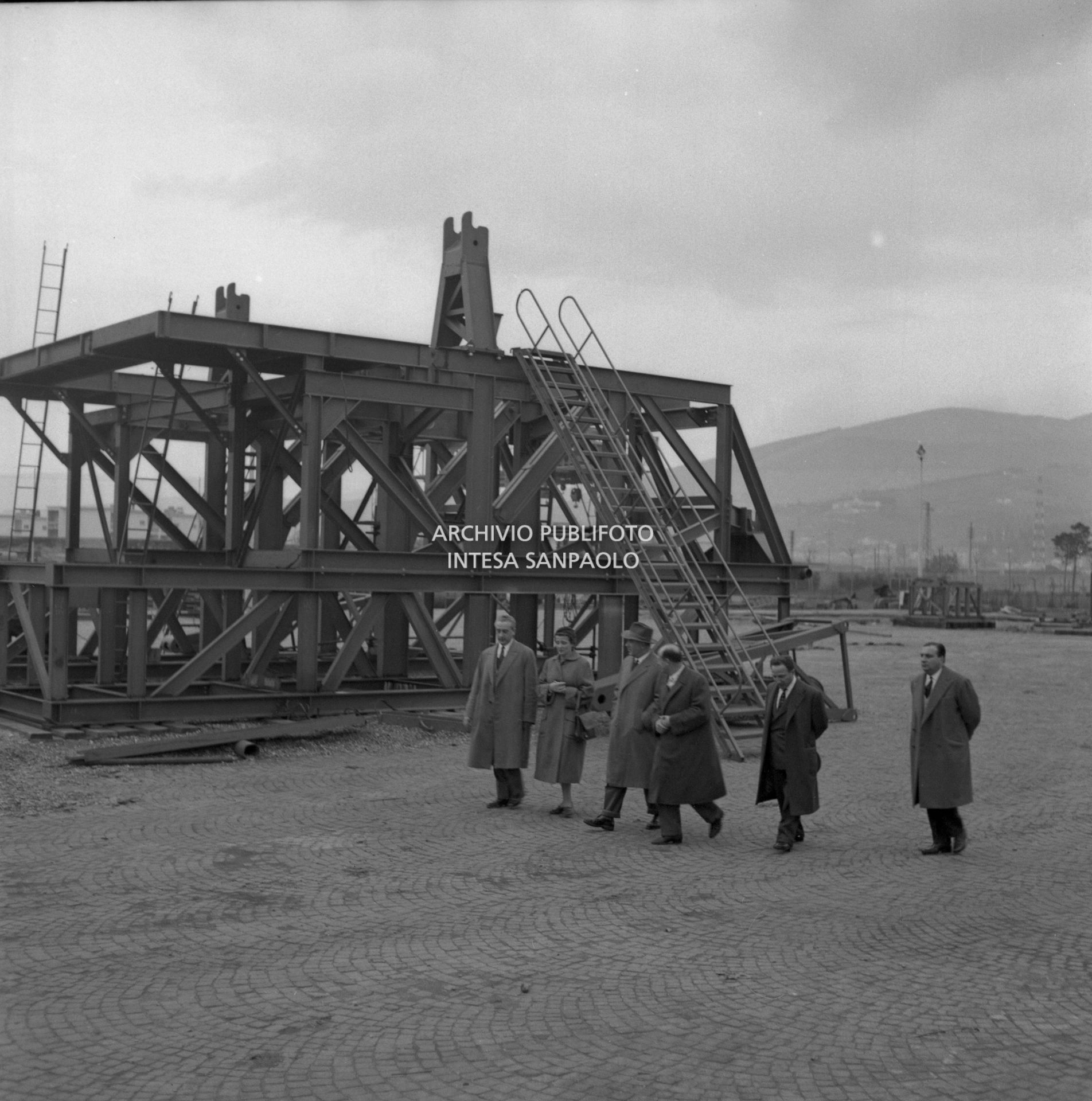 I visitatori camminano tra gli impianti esterni dello stabilimento<br>441582