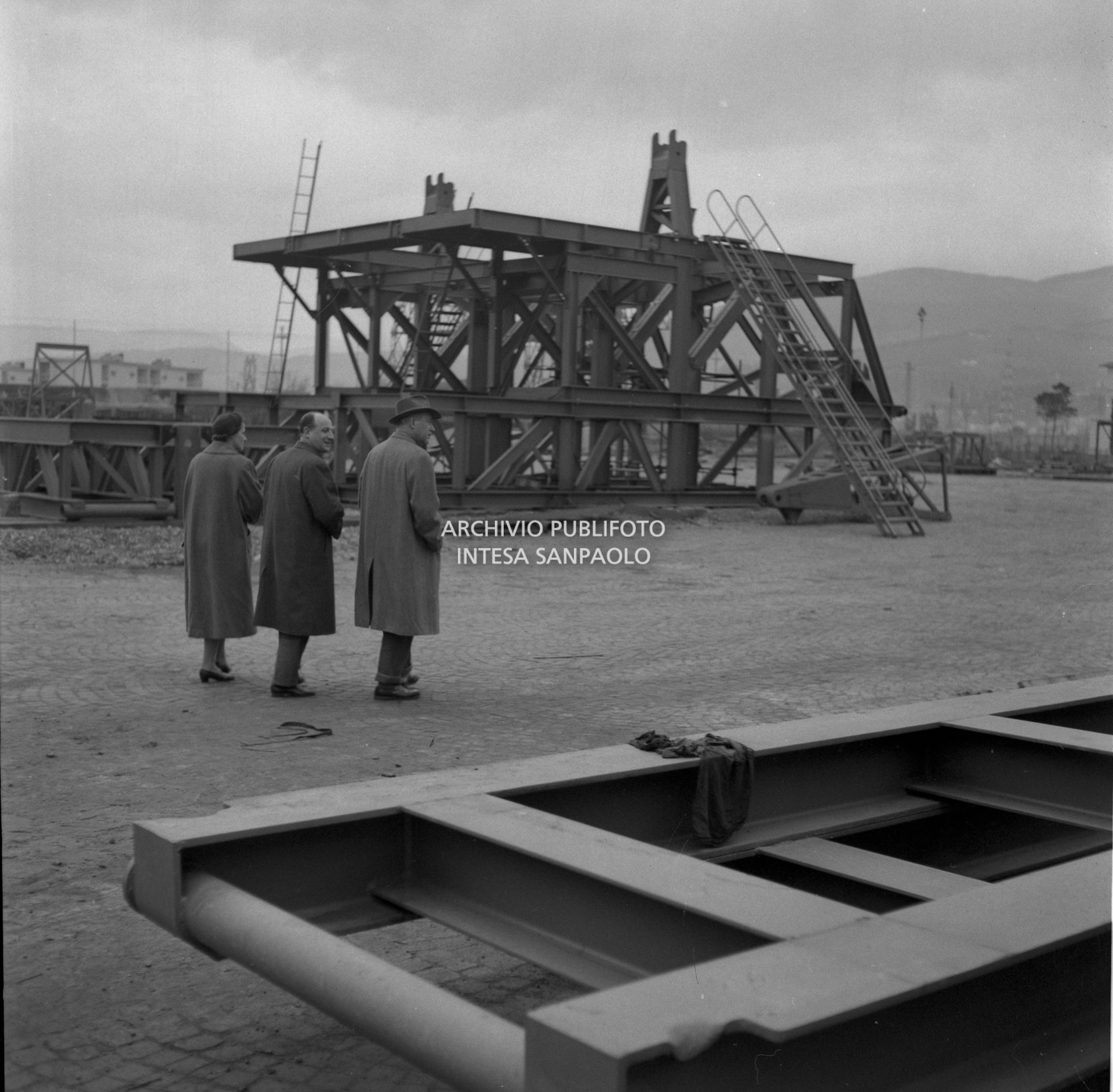 I visitatori camminano tra gli impianti esterni dello stabilimento<br>441583