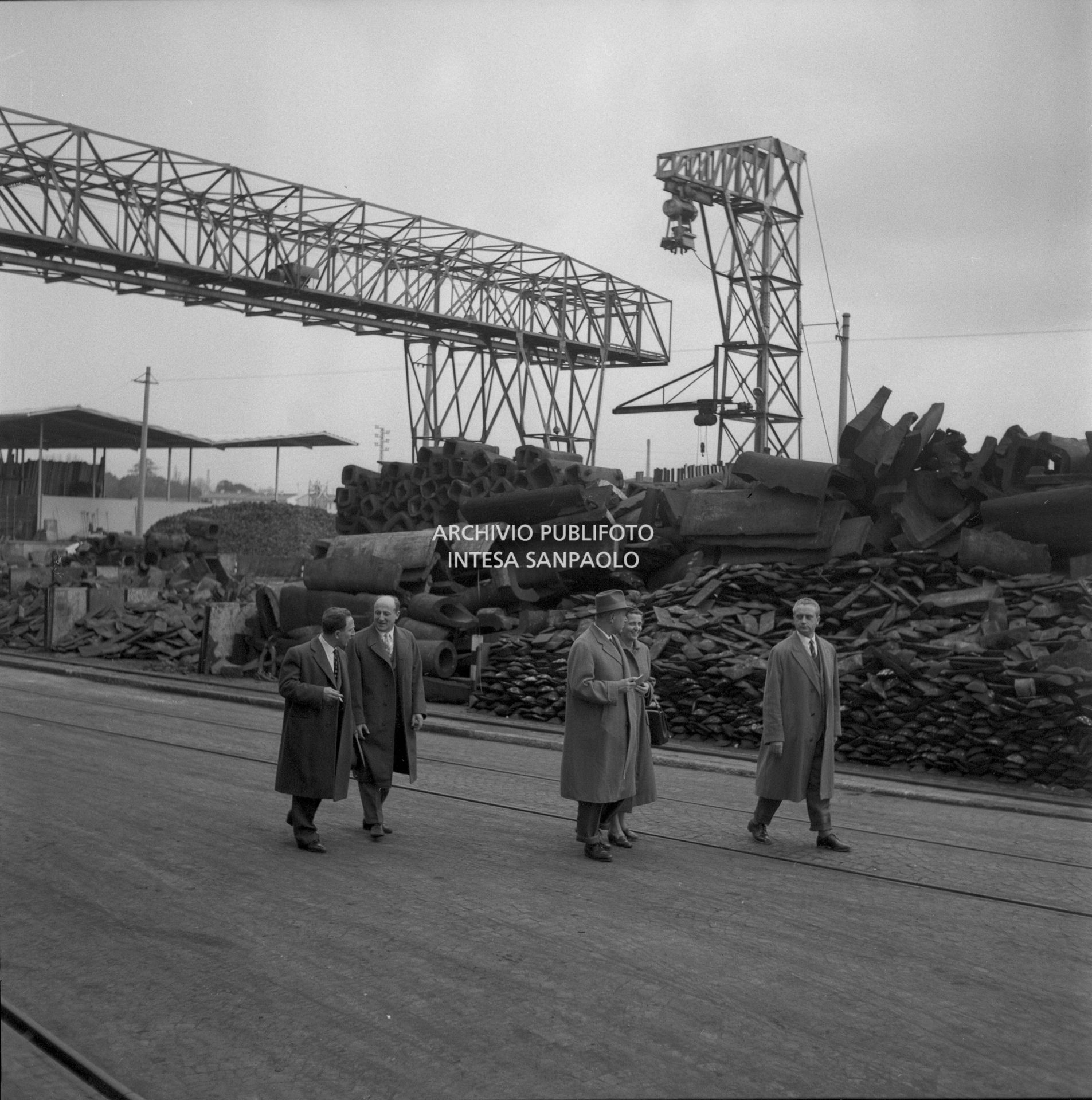 I visitatori camminano tra gli impianti esterni dello stabilimento<br>441584