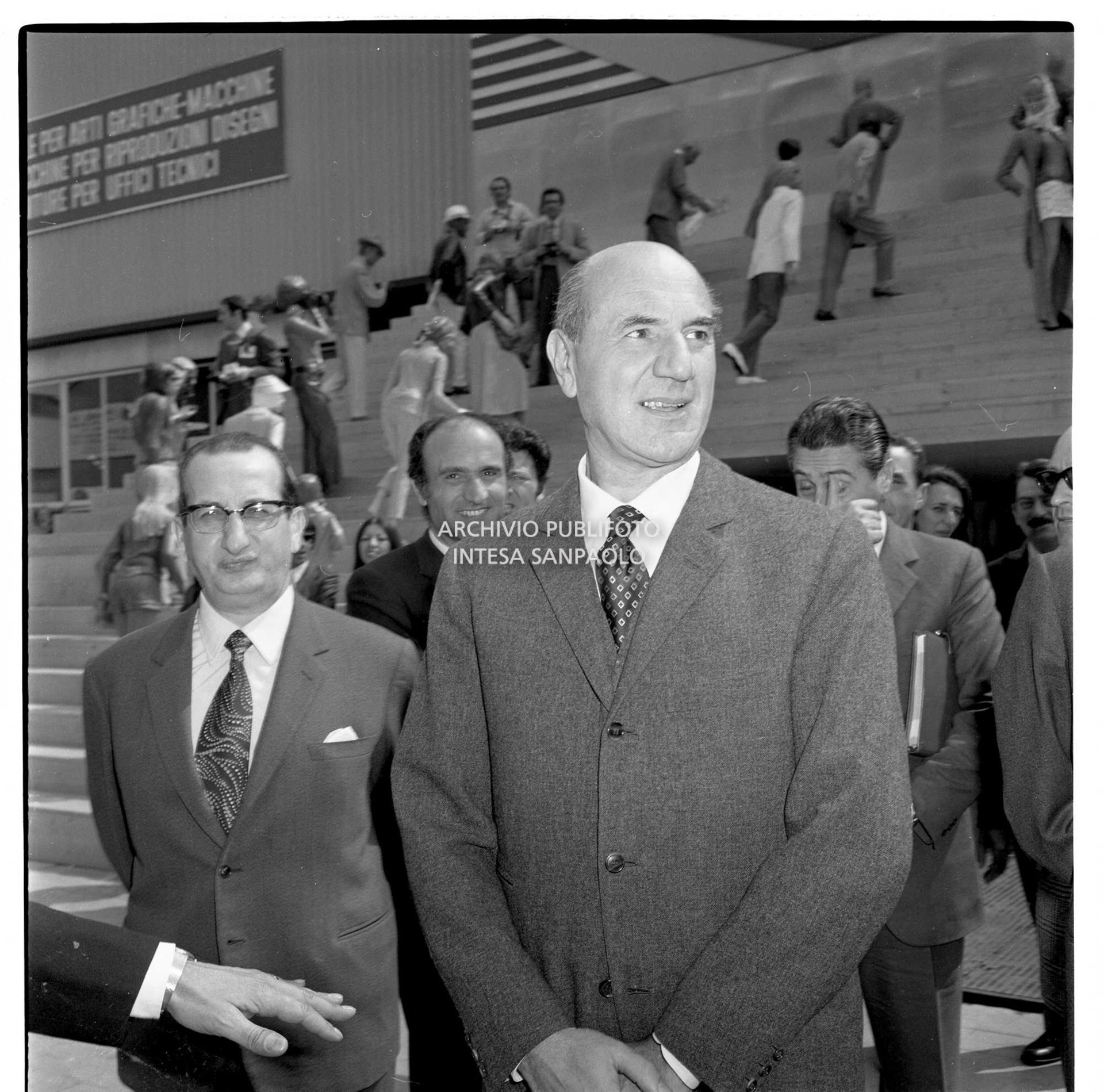 Eugenio Cefis all'esterno del padiglione ENI alla Fiera Campionaria<br>718433/3