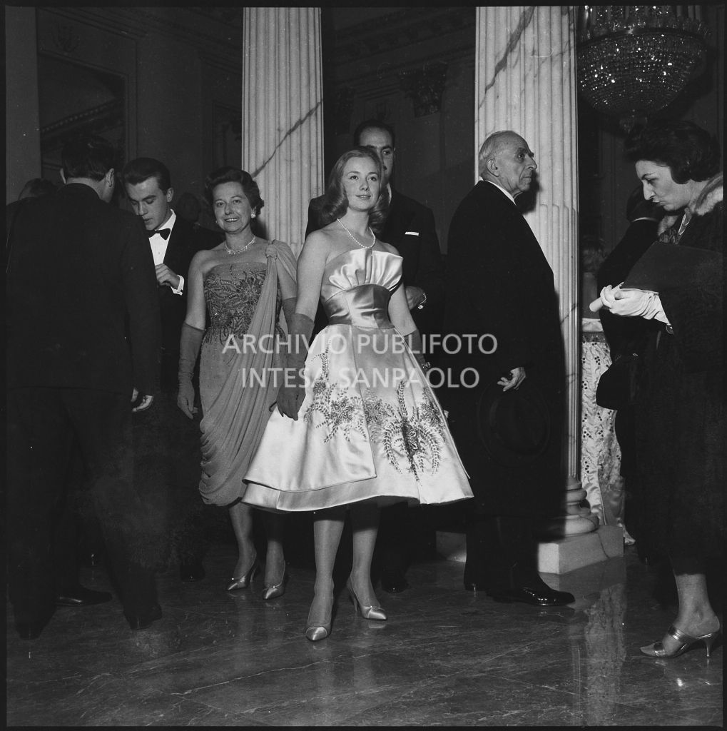 Ingeborg Ferro nel foyer del Teatro alla Scala in occasione della serata inaugurale della stagione lirica 1958-1959 con l'opera "Turandot", di Giacomo Puccini, diretta da Antonino Votto con la regia di Margherita Wallmann