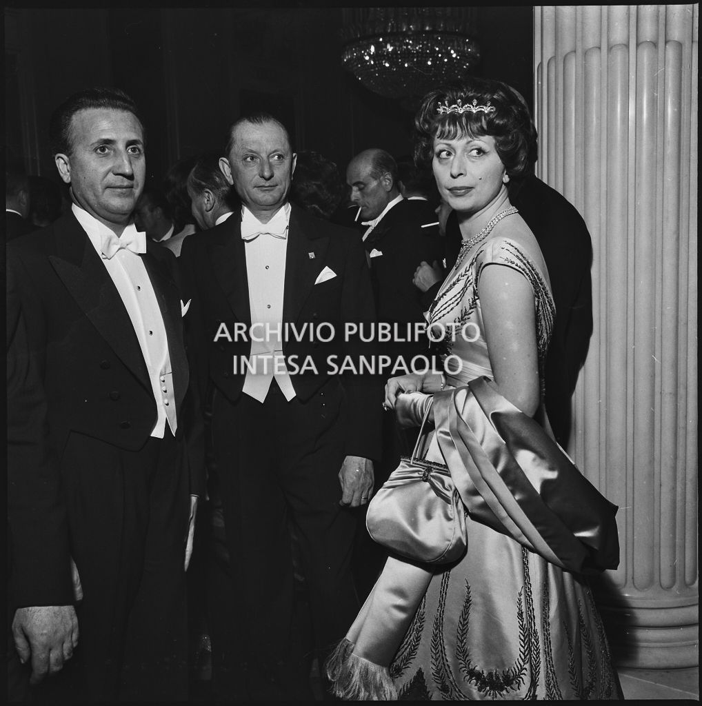 Il conte Franco Cella di Rivara e la moglie al Teatro alla Scala in occasione della serata inaugurale della stagione lirica 1958-1959 con l'opera "Turandot", di Giacomo Puccini, diretta da Antonino Votto con la regia di Margherita Wallmann