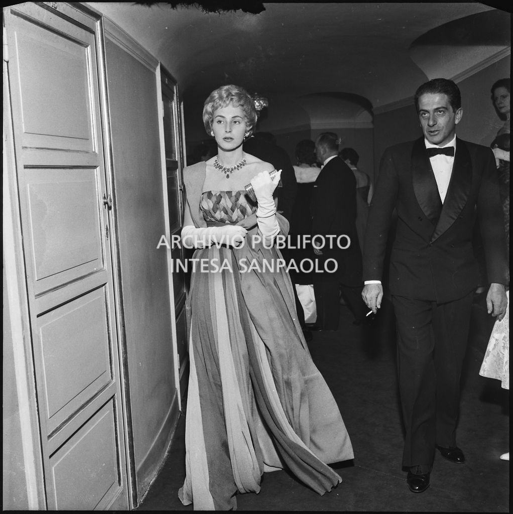 Emanuela di Castelbarco Toscanini con il marito Luigi Filippo d'Acquarone al Teatro alla Scala in occasione della serata inaugurale della stagione lirica 1958-1959 con l'opera "Turandot", di Giacomo Puccini, diretta da Antonino Votto con la regia di Margherita Wallmann