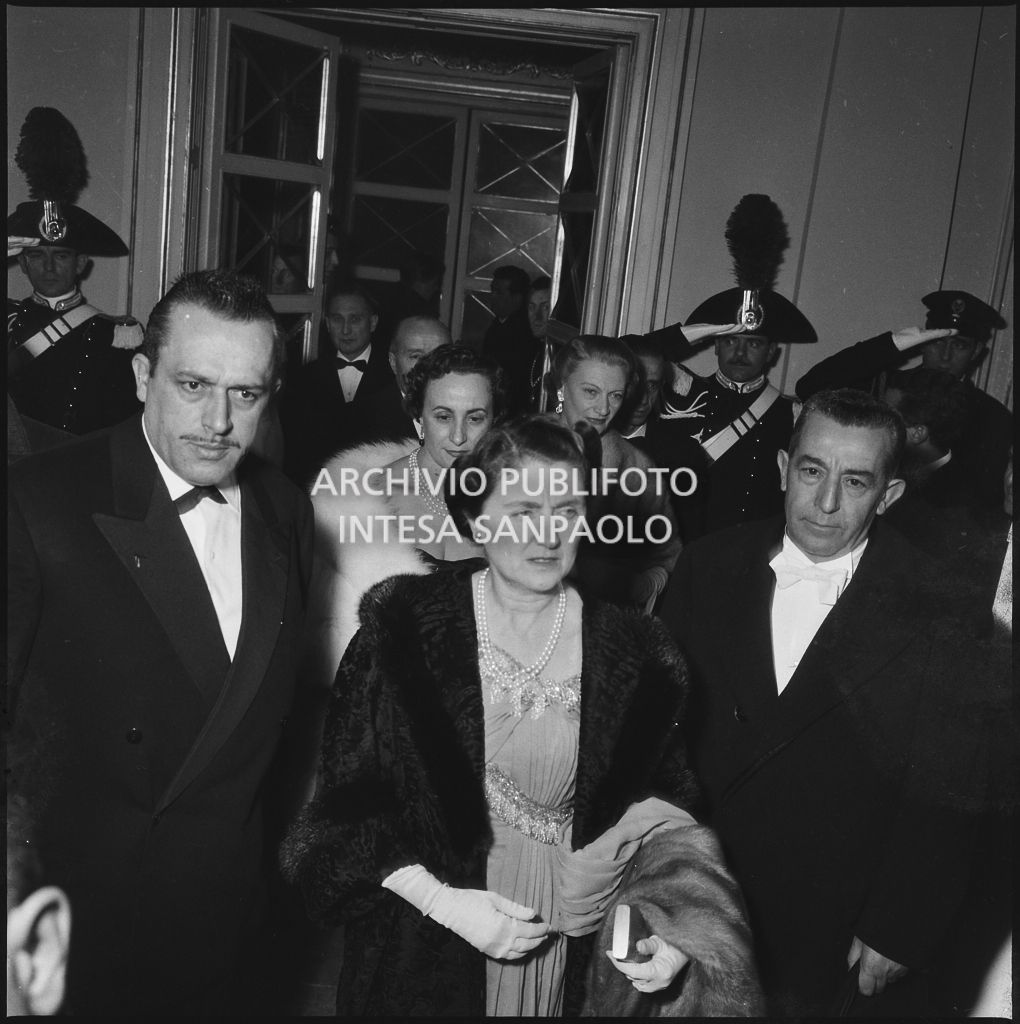 Carla Bissatini, moglie del presidente della Repubblica Giovanni Gronchi, al Teatro alla Scala in occasione della serata inaugurale della stagione lirica 1958-1959 con l'opera "Turandot", di Giacomo Puccini, diretta da Antonino Votto con la regia di Margherita Wallmann