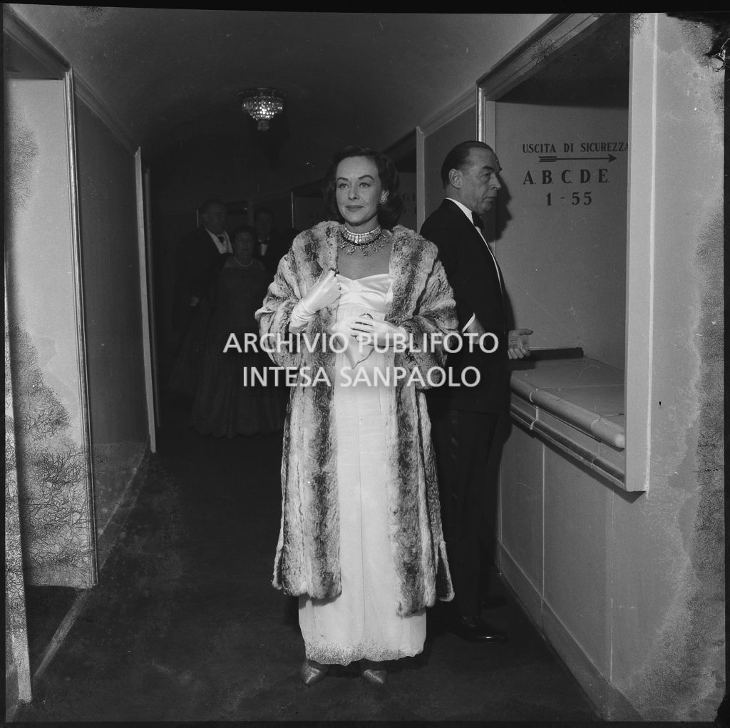 Paulette Goddard e Erich Maria Remarque al Teatro alla Scala in occasione della serata inaugurale della stagione lirica 1958-1959 con l'opera "Turandot", di Giacomo Puccini, diretta da Antonino Votto con la regia di Margherita Wallmann