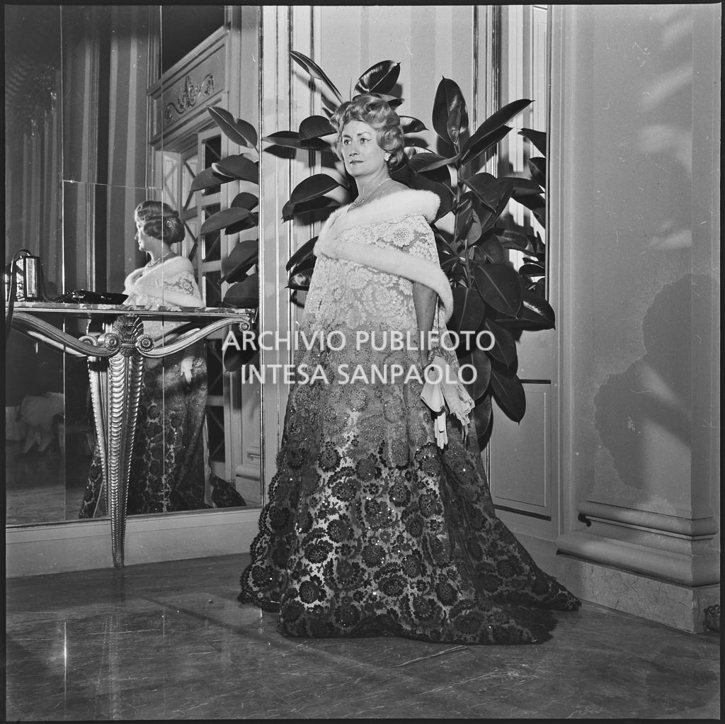 Elsa Sebastiani al Teatro alla Scala in occasione della serata inaugurale della stagione lirica 1958-1959 con l'opera "Turandot", di Giacomo Puccini, diretta da Antonino Votto con la regia di Margherita Wallmann