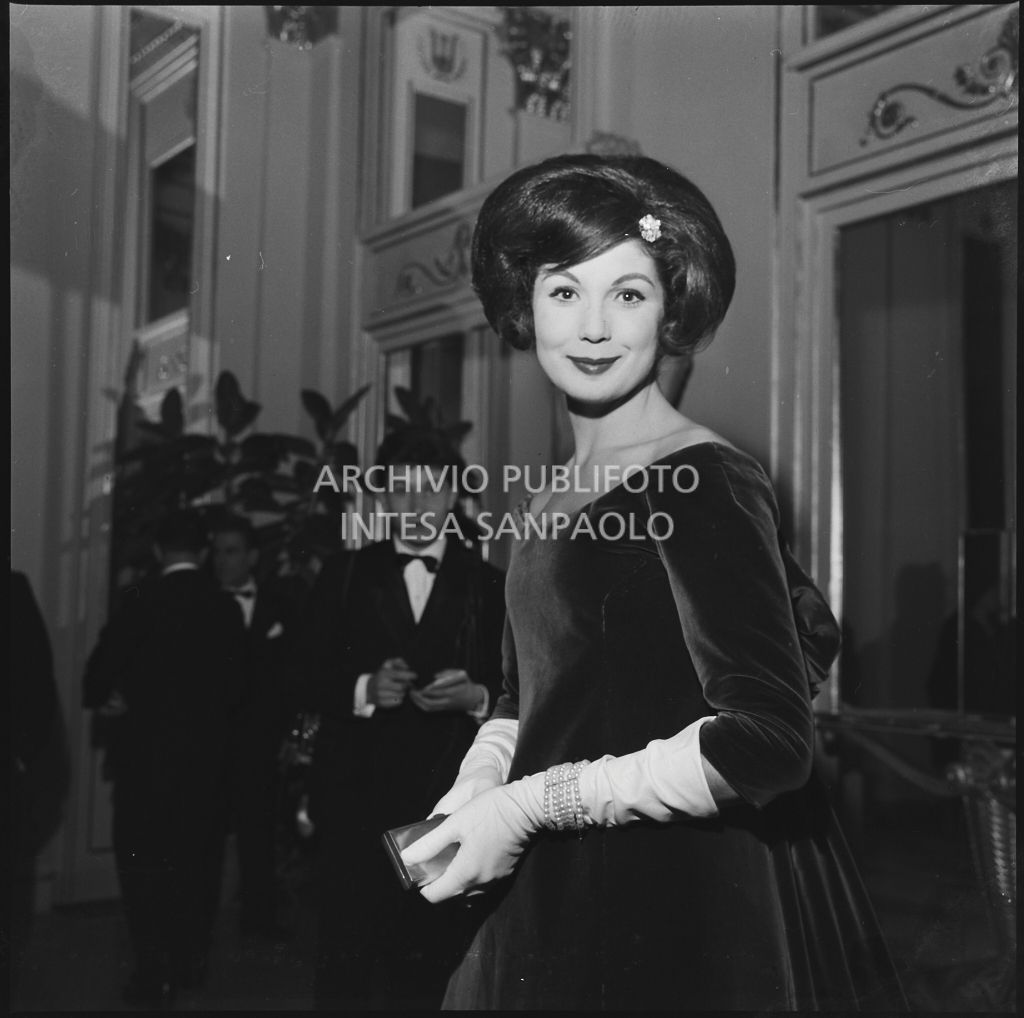 Eletta Polvani nel foyer del Teatro alla Scala in occasione della serata inaugurale della stagione lirica 1958-1959 con l'opera "Turandot", di Giacomo Puccini, diretta da Antonino Votto con la regia di Margherita Wallmann