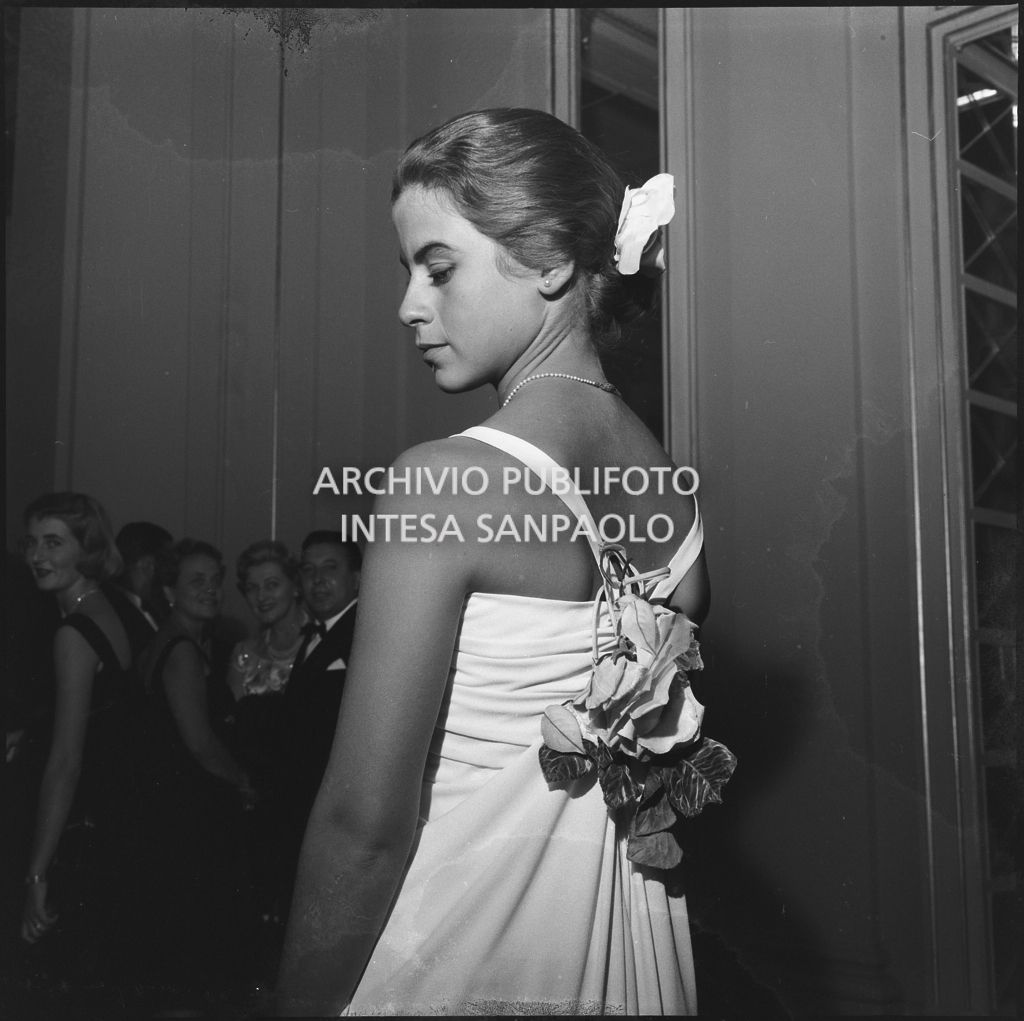 Spettatrice nel foyer del Teatro alla Scala in occasione della serata inaugurale della stagione lirica 1958-1959 con l'opera "Turandot", di Giacomo Puccini, diretta da Antonino Votto con la regia di Margherita Wallmann