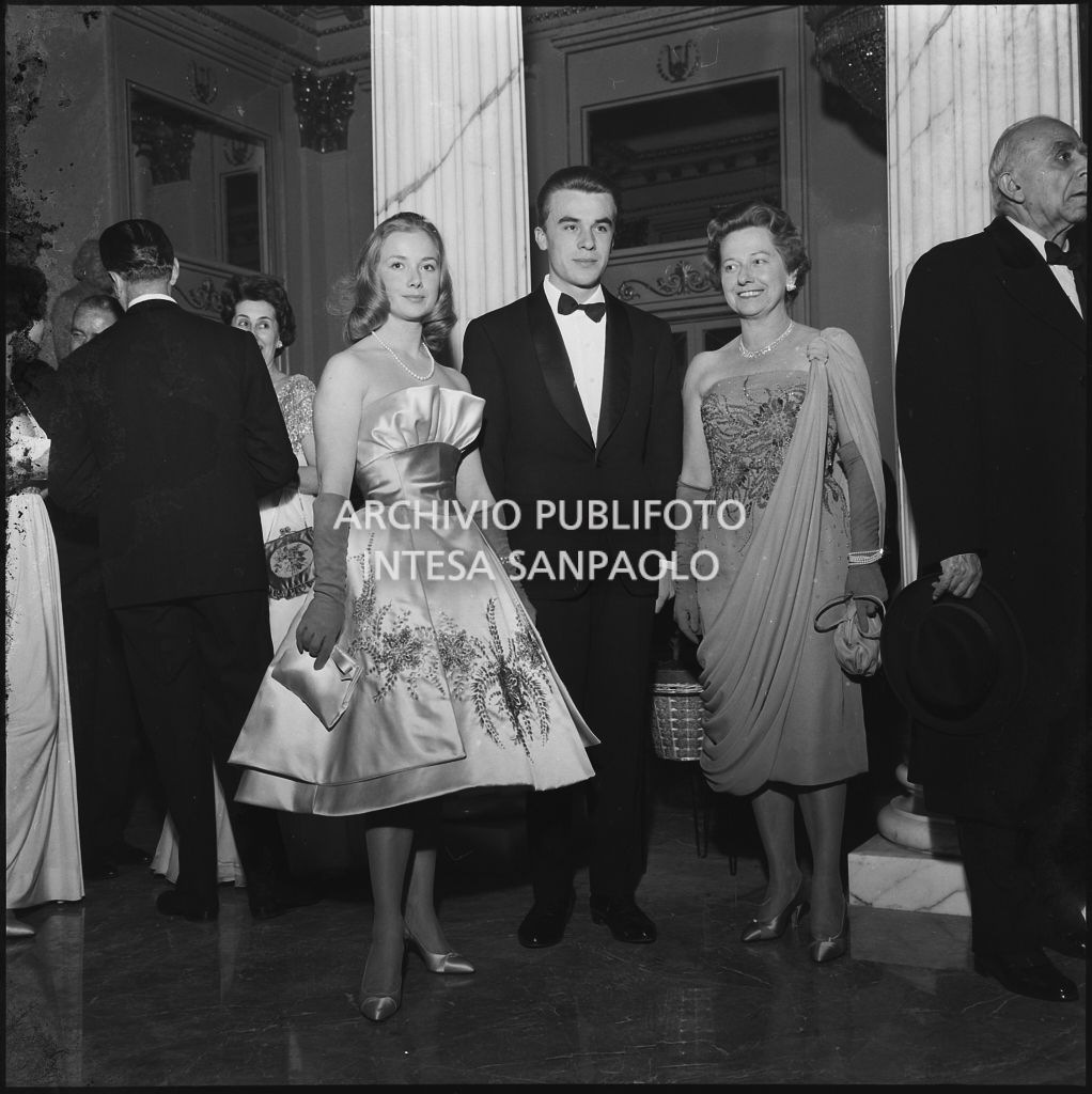 Ingeborg e Peter Ferro con un'altra spettatrice nel foyer del Teatro alla Scala in occasione della serata inaugurale della stagione lirica 1958-1959 con l'opera "Turandot", di Giacomo Puccini, diretta da Antonino Votto con la regia di Margherita Wallmann