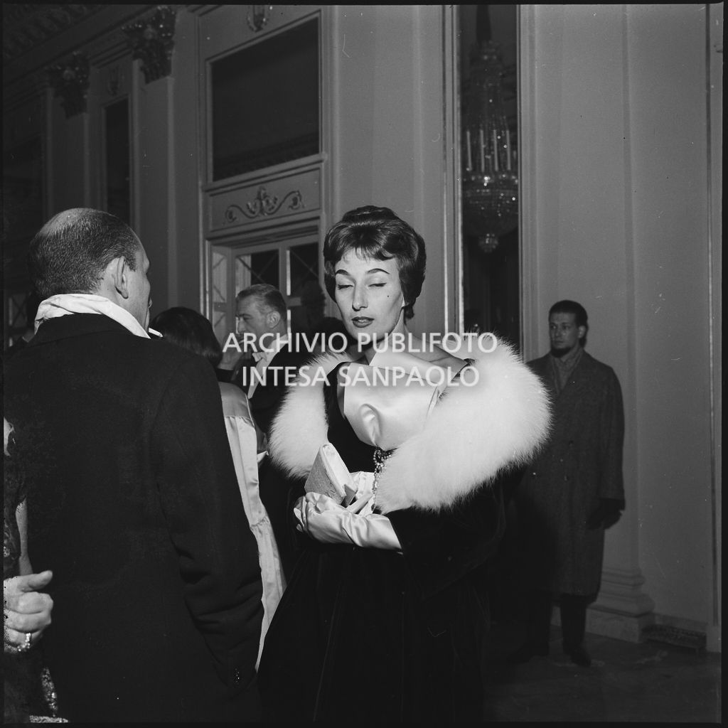 Fabia de Nora al Teatro alla Scala in occasione della serata inaugurale della stagione lirica 1958-1959 con l'opera "Turandot", di Giacomo Puccini, diretta da Antonino Votto con la regia di Margherita Wallmann