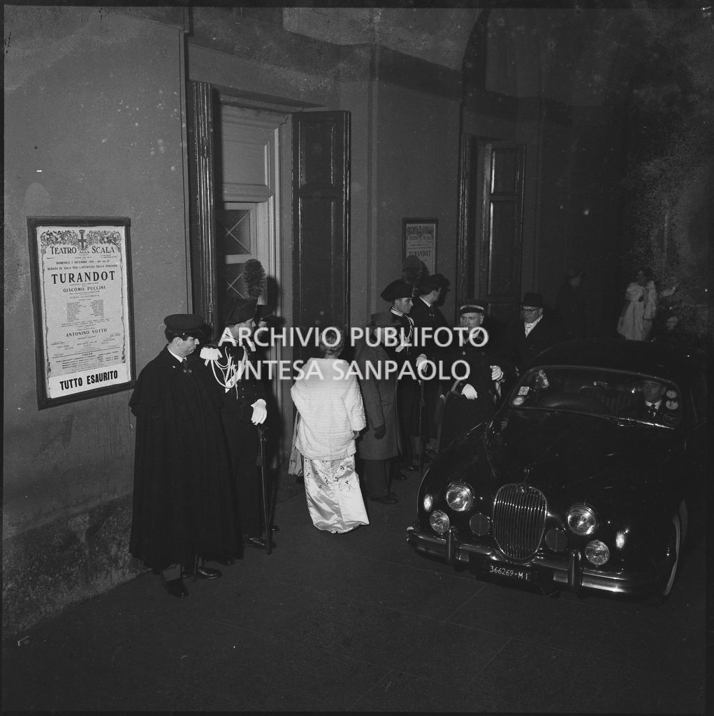 Vista sulla gallerie delle carrozze del Teatro alla Scala in occasione della serata inaugurale della stagione lirica 1958-1959 con l'opera "Turandot", di Giacomo Puccini, diretta da Antonino Votto con la regia di Margherita Wallmann