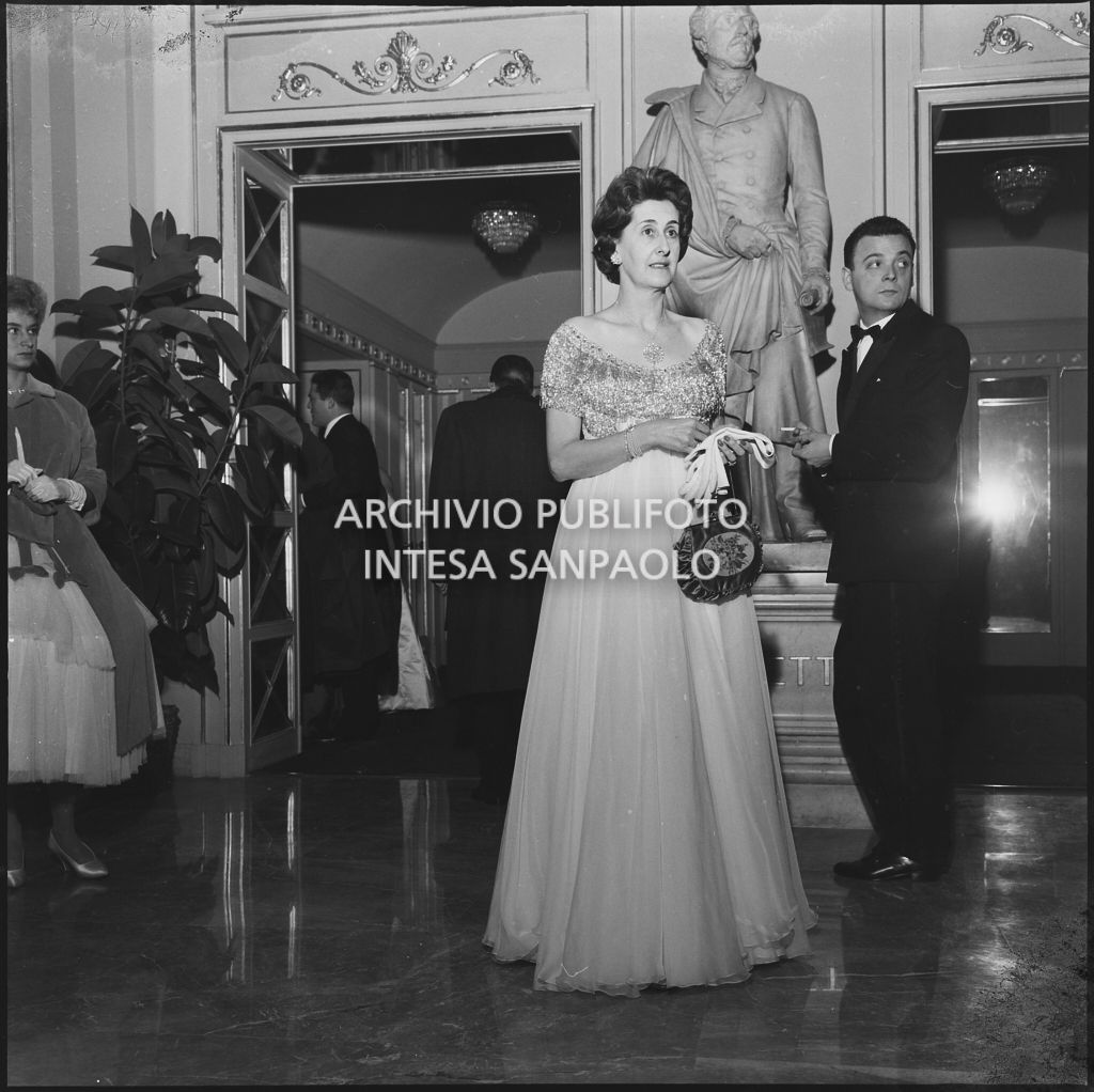Una spettatrice al Teatro alla Scala in occasione della serata inaugurale della stagione lirica 1958-1959 con l'opera "Turandot", di Giacomo Puccini, diretta da Antonino Votto con la regia di Margherita Wallmann