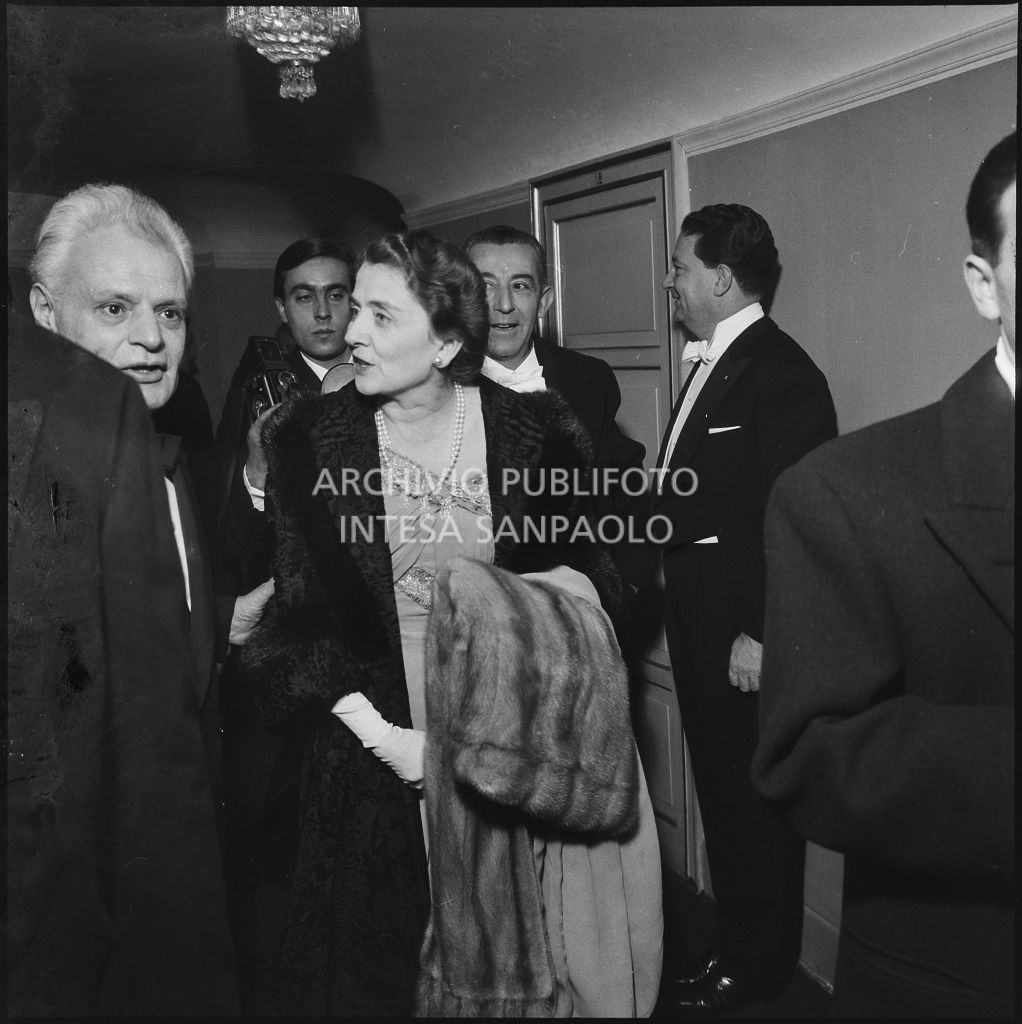 Carla Bissatini, moglie del presidente della Repubblica Giovanni Gronchi, e Antonio Ghiringhelli al Teatro alla Scala in occasione della serata inaugurale della stagione lirica 1958-1959 con l'opera "Turandot", di Giacomo Puccini, diretta da Antonino Votto con la regia di Margherita Wallmann