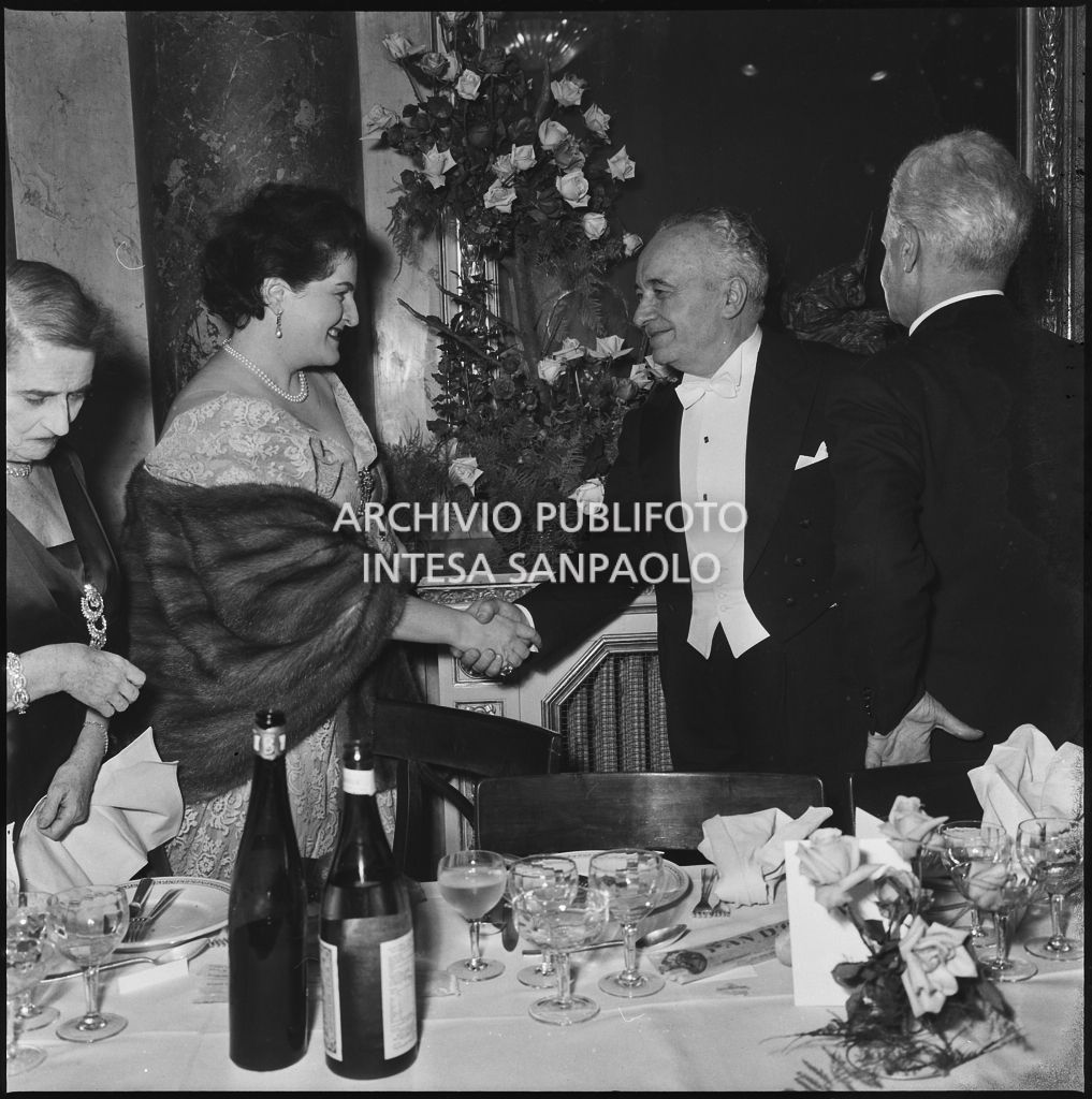 Il soprano Birgit Nilsson stringe la mano al ministro del Lavoro e della Previdenza sociale Ezio Vigorelli al ristorante, dopo la serata inaugurale della stagione lirica 1958-1959 del Teatro alla Scala, aperta con l'opera "Turandot", di Giacomo Puccini, diretta da Antonino Votto con la regia di Margherita Wallmann