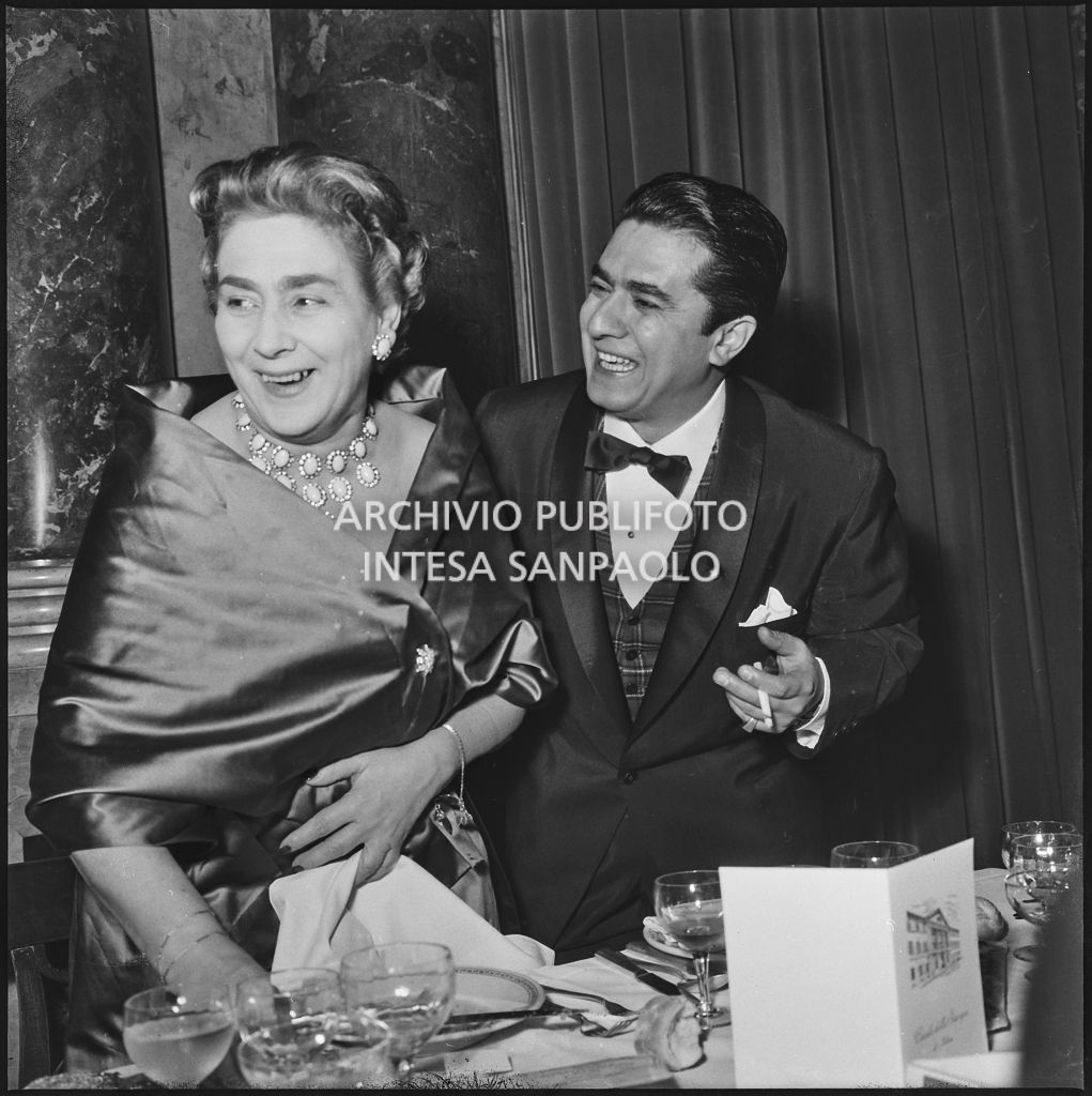 Wally Toscanini e il tenore Giuseppe Di Stefano al ristorante, dopo la serata inaugurale della stagione lirica 1958-1959 del Teatro alla Scala con l'opera "Turandot", di Giacomo Puccini, diretta da Antonino Votto con la regia di Margherita Wallmann