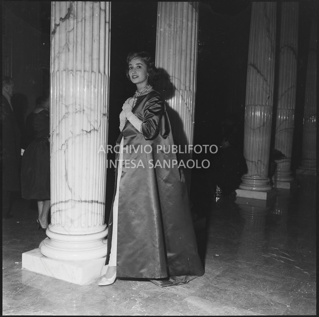 Giovanna Lomazzi nel foyer del Teatro alla Scala la sera dell'inaugurazione della stagione lirica 1958-1959 con l'opera "Turandot", di Giacomo Puccini, diretta da Antonino Votto con la regia di Margherita Wallmann