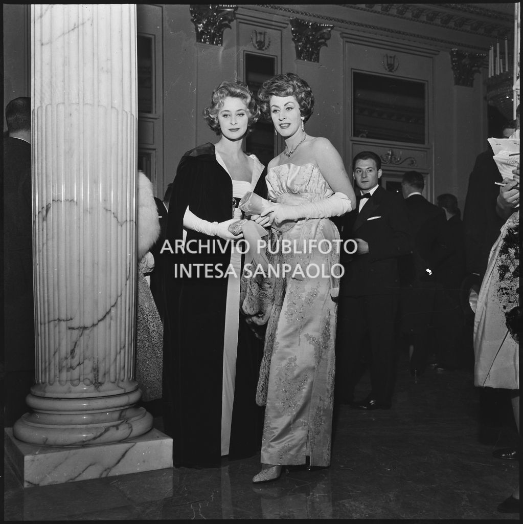 Zea Marin e la figlia Sandra Marin al Teatro alla Scala in occasione della serata inaugurale della stagione lirica 1958-1959 con l'opera "Turandot", di Giacomo Puccini, diretta da Antonino Votto con la regia di Margherita Wallmann