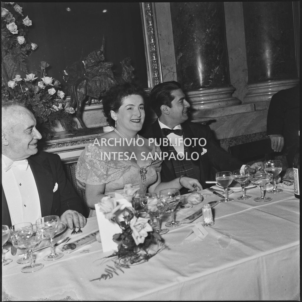 Il ministro del Lavoro e della Previdenza sociale Ezio Vigorelli, il soprano Birgit Nilsson e il tenore Giuseppe Di Stefano al ristorante, dopo la serata inaugurale della stagione lirica 1958-1959 del Teatro alla Scala, aperta con l'opera "Turandot", di Giacomo Puccini, diretta da Antonino Votto con la regia di Margherita Wallmann