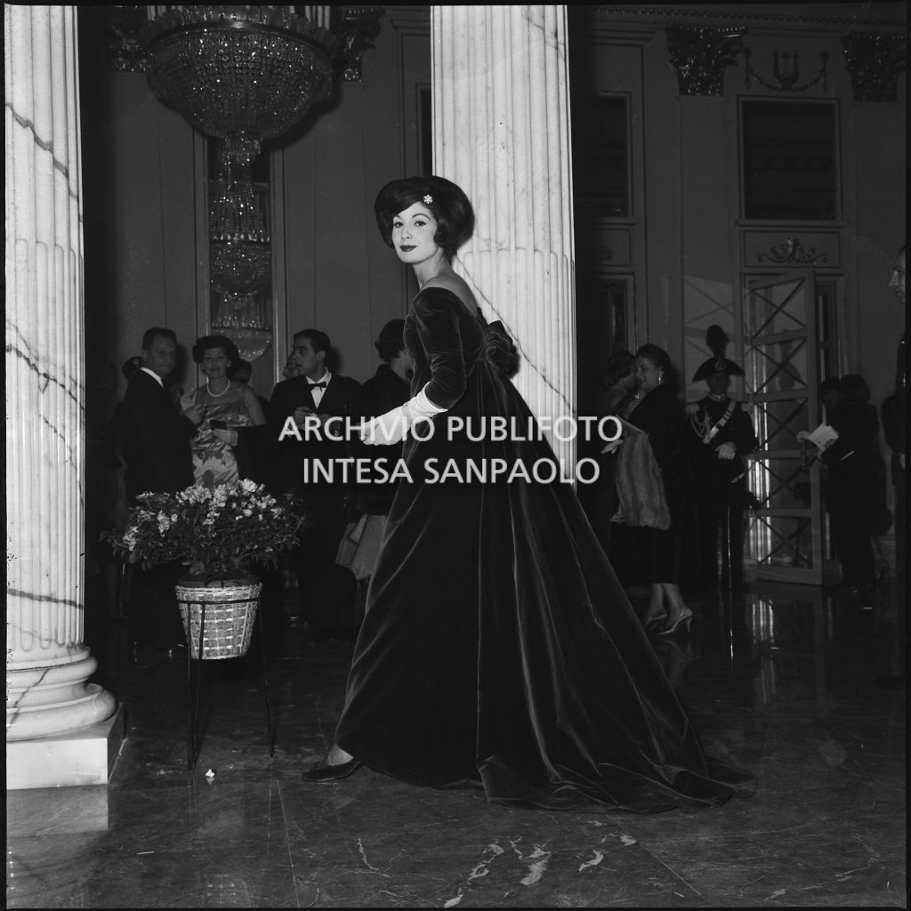 Eletta Polvani nel foyer del Teatro alla Scala in occasione della serata inaugurale della stagione lirica 1958-1959 con l'opera "Turandot", di Giacomo Puccini, diretta da Antonino Votto con la regia di Margherita Wallmann