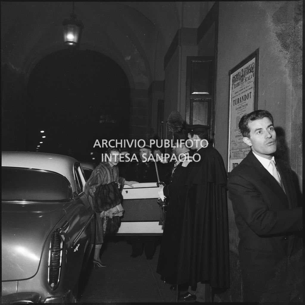 Vista sulla galleria delle carrozze del Teatro alla Scala in occasione della serata inaugurale della stagione lirica 1958-1959 con l'opera "Turandot", di Giacomo Puccini, diretta da Antonino Votto con la regia di Margherita Wallmann