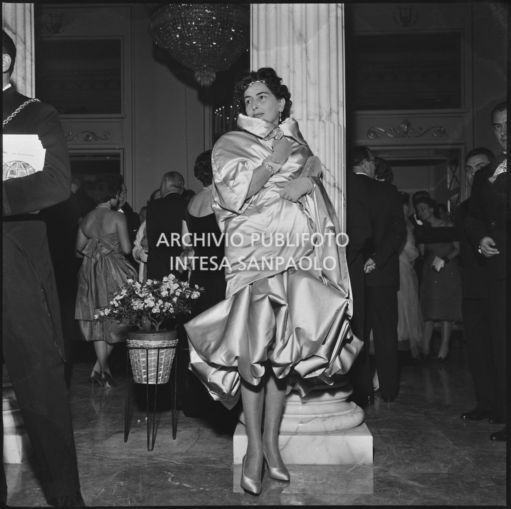 Lucia Campatelli nel foyer del Teatro alla Scala in occasione della serata inaugurale della stagione lirica 1958-1959 con l'opera "Turandot", di Giacomo Puccini, diretta da Antonino Votto con la regia di Margherita Wallmann