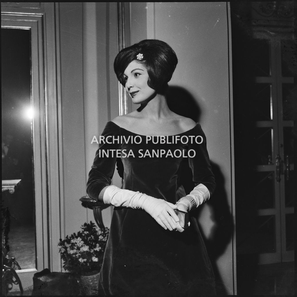 Eletta Polvani al Teatro alla Scala in occasione della serata inaugurale della stagione lirica 1958-1959 con l'opera "Turandot", di Giacomo Puccini, diretta da Antonino Votto con la regia di Margherita Wallmann