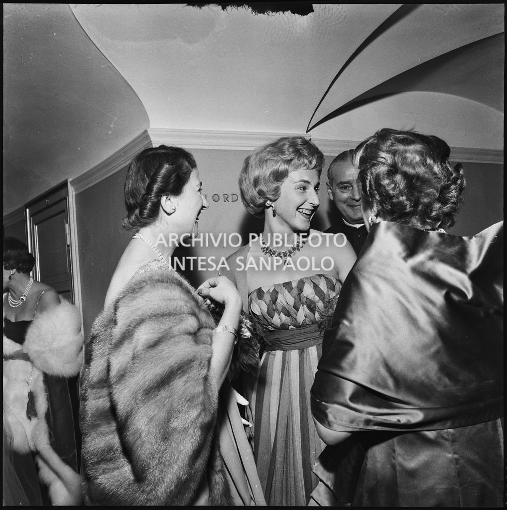 Carla Bissatini, moglie del presidente della Repubblica Giovanni Gronchi, Emanuela di Castelbarco e la madre Wally Toscanini al Teatro alla Scala in occasione della serata inaugurale della stagione lirica 1958-1959 con l'opera "Turandot", di Giacomo Puccini, diretta da Antonino Votto con la regia di Margherita Wallmann