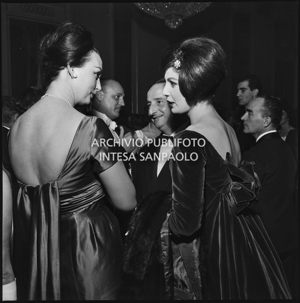 Madeleine Kohler e Eletta Polvani al Teatro alla Scala in occasione della serata inaugurale della stagione lirica 1958-1959 con l'opera "Turandot", di Giacomo Puccini, diretta da Antonino Votto con la regia di Margherita Wallmann