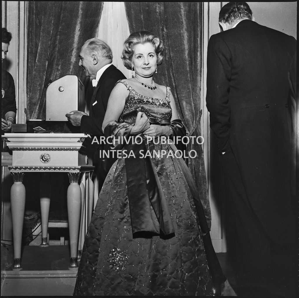 Enrica Invernizzi al Teatro alla Scala in occasione della serata inaugurale della stagione lirica 1958-1959 con l'opera "Turandot", di Giacomo Puccini, diretta da Antonino Votto con la regia di Margherita Wallmann
