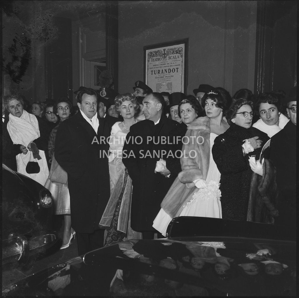 Spettatori nella galleria delle carrozze del Teatro alla Scala al termine della serata inaugurale della stagione lirica 1958-1959 con l'opera "Turandot", di Giacomo Puccini, diretta da Antonino Votto con la regia di Margherita Wallmann