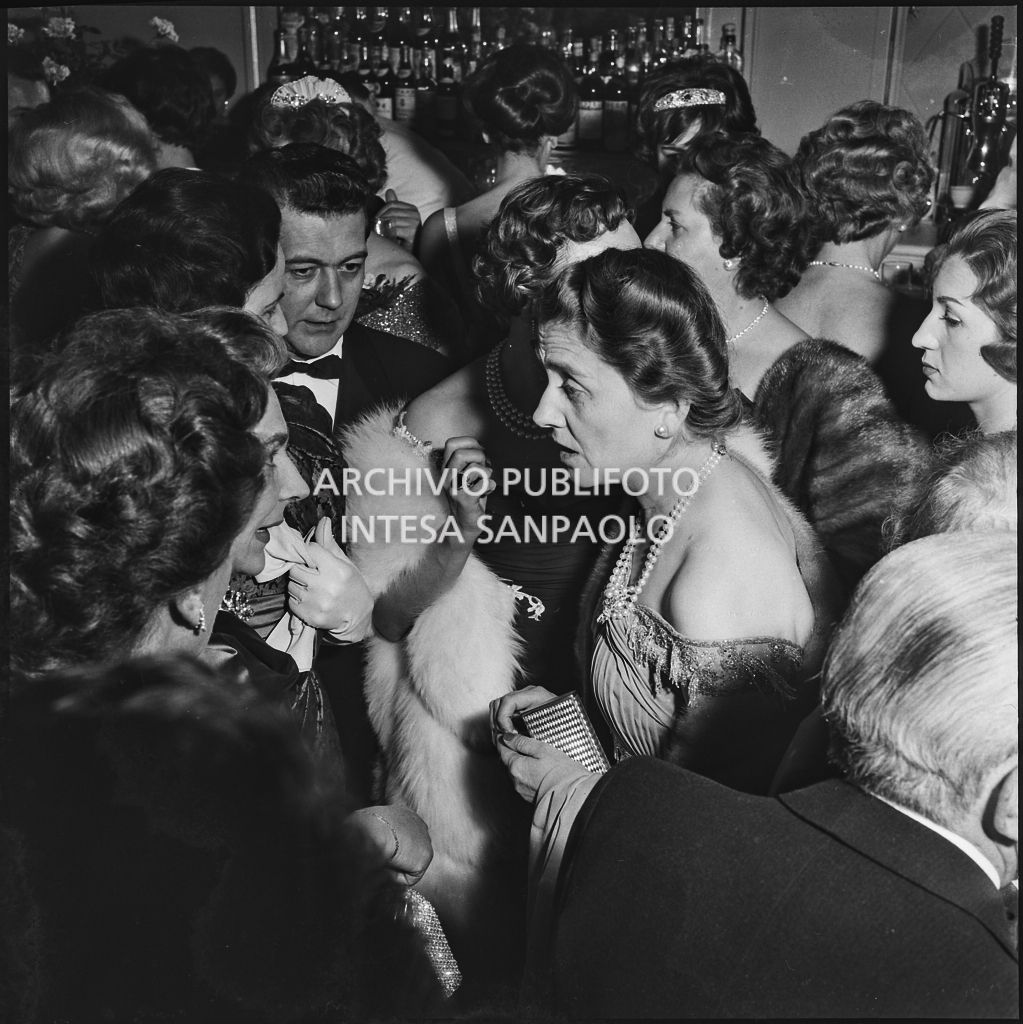 Carla Bissatini, moglie del presidente della Repubblica Giovanni Gronchi, al Teatro alla Scala in occasione della serata inaugurale della stagione lirica 1958-1959 con l'opera "Turandot", di Giacomo Puccini, diretta da Antonino Votto con la regia di Margherita Wallmann