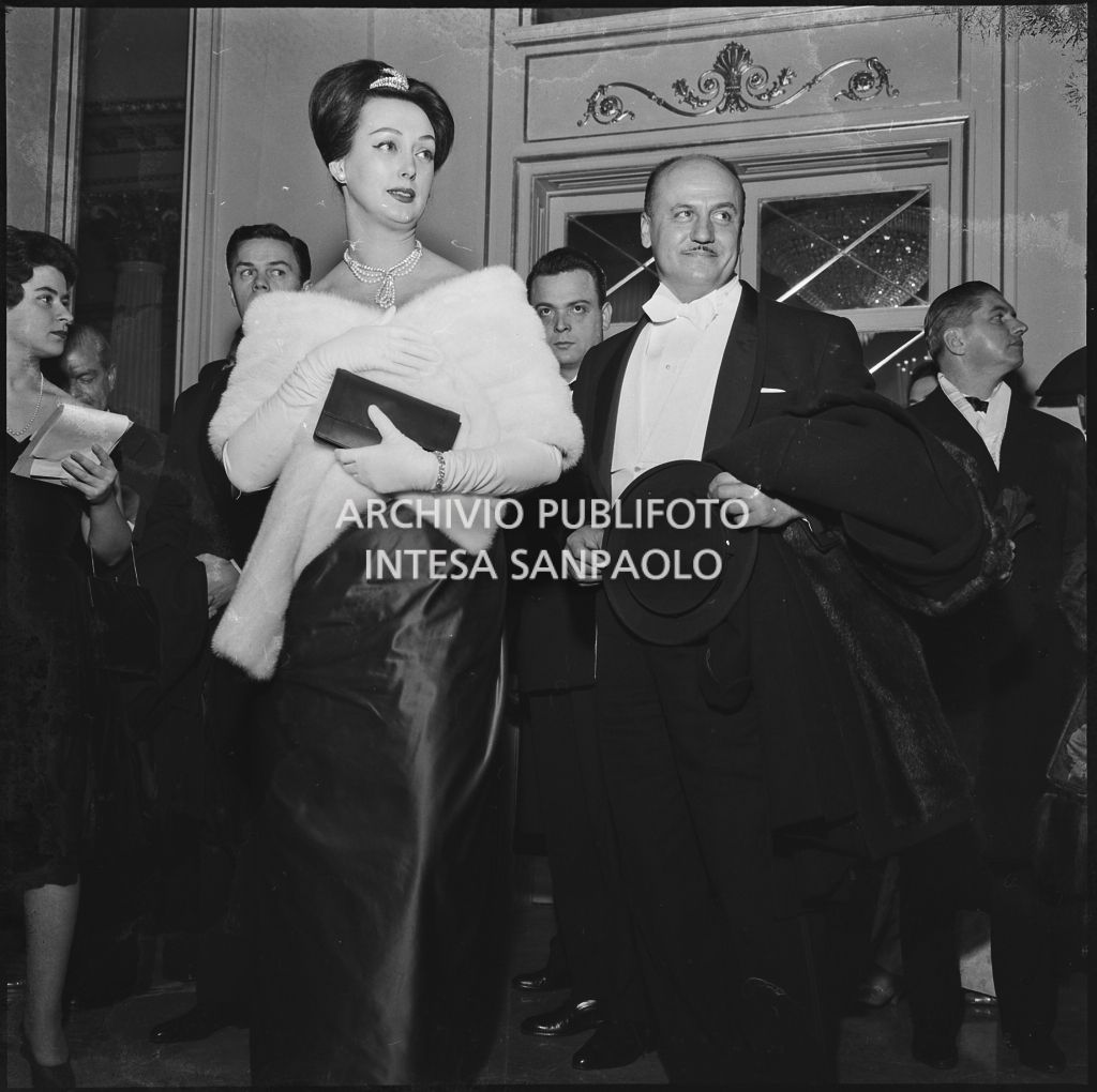 Lo stilista Pierre Balmain e Madeleine Kohler al Teatro alla Scala in occasione della serata inaugurale della stagione lirica 1958-1959 con l'opera "Turandot", di Giacomo Puccini, diretta da Antonino Votto con la regia di Margherita Wallmann