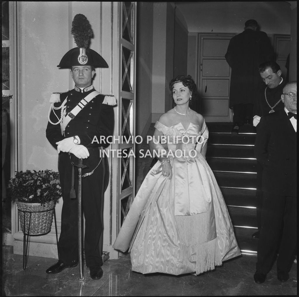 La baronessa Bianca Maria Hubner al Teatro alla Scala in occasione della serata inaugurale della stagione lirica 1958-1959 con l'opera "Turandot", di Giacomo Puccini, diretta da Antonino Votto con la regia di Margherita Wallmann