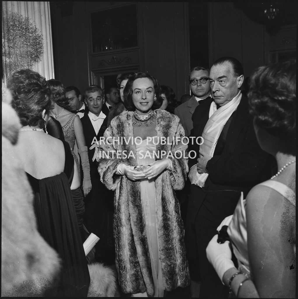 Paulette Goddard e Erich Maria Remarque nel foyer del Teatro alla Scala in occasione della serata inaugurale della stagione lirica 1958-1959 con l'opera "Turandot", di Giacomo Puccini, diretta da Antonino Votto con la regia di Margherita Wallmann