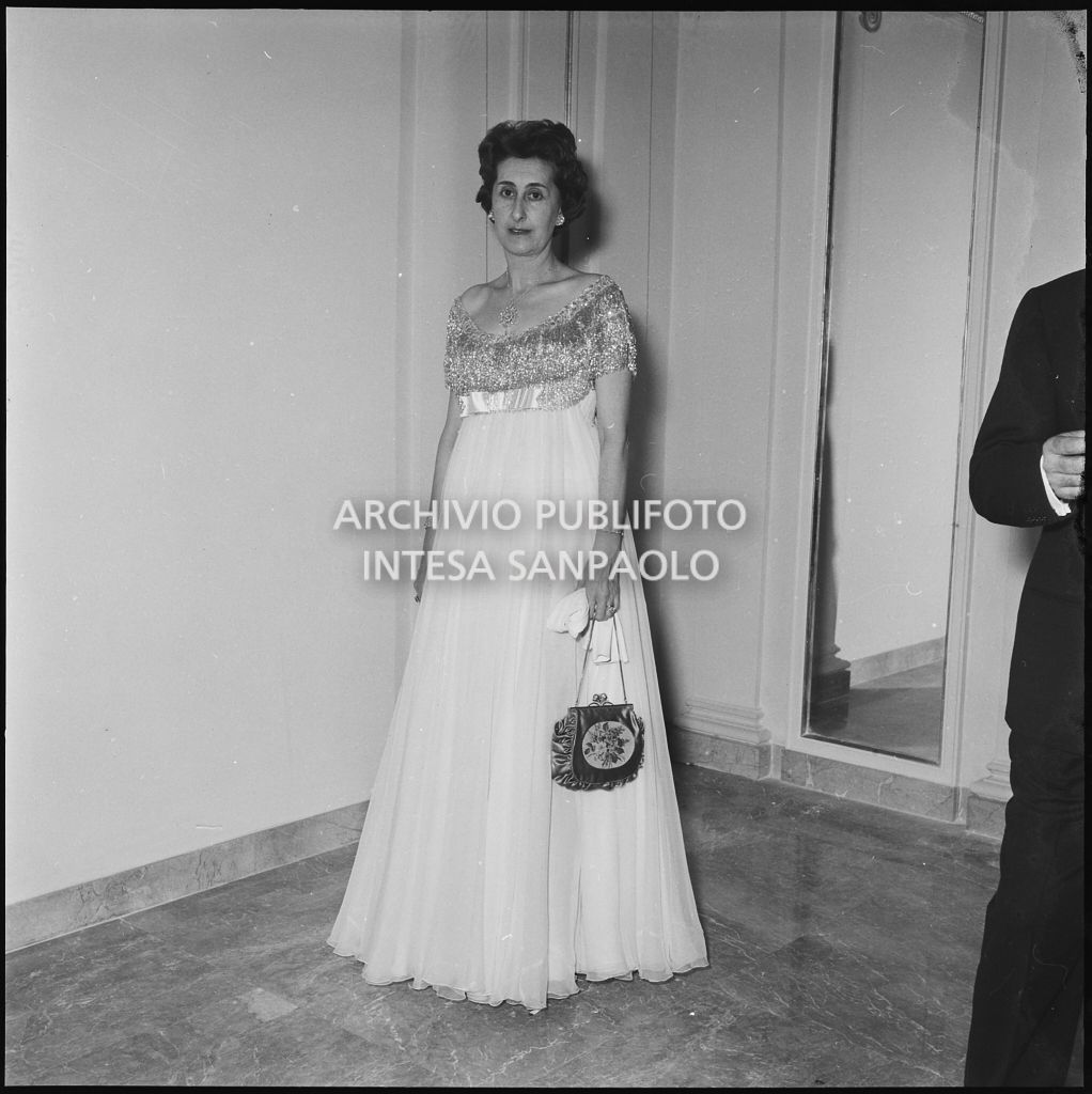 Una spettatrice al Teatro alla Scala in occasione della serata inaugurale della stagione lirica 1958-1959 con l'opera "Turandot", di Giacomo Puccini, diretta da Antonino Votto con la regia di Margherita Wallmann