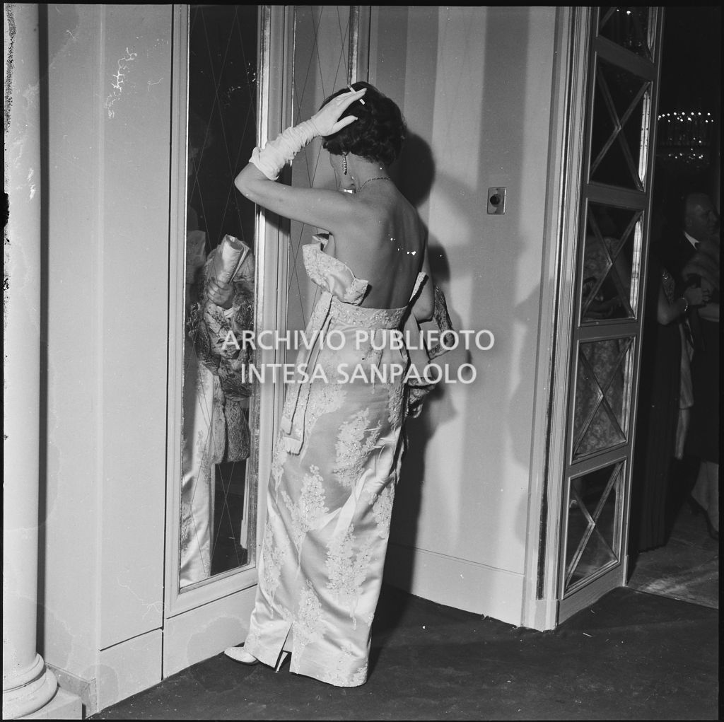 Zea Marin si sistema l'acconciatura in uno degli specchi del Teatro alla Scala in occasione della serata inaugurale della stagione lirica 1958-1959 con l'opera "Turandot", di Giacomo Puccini, diretta da Antonino Votto con la regia di Margherita Wallmann