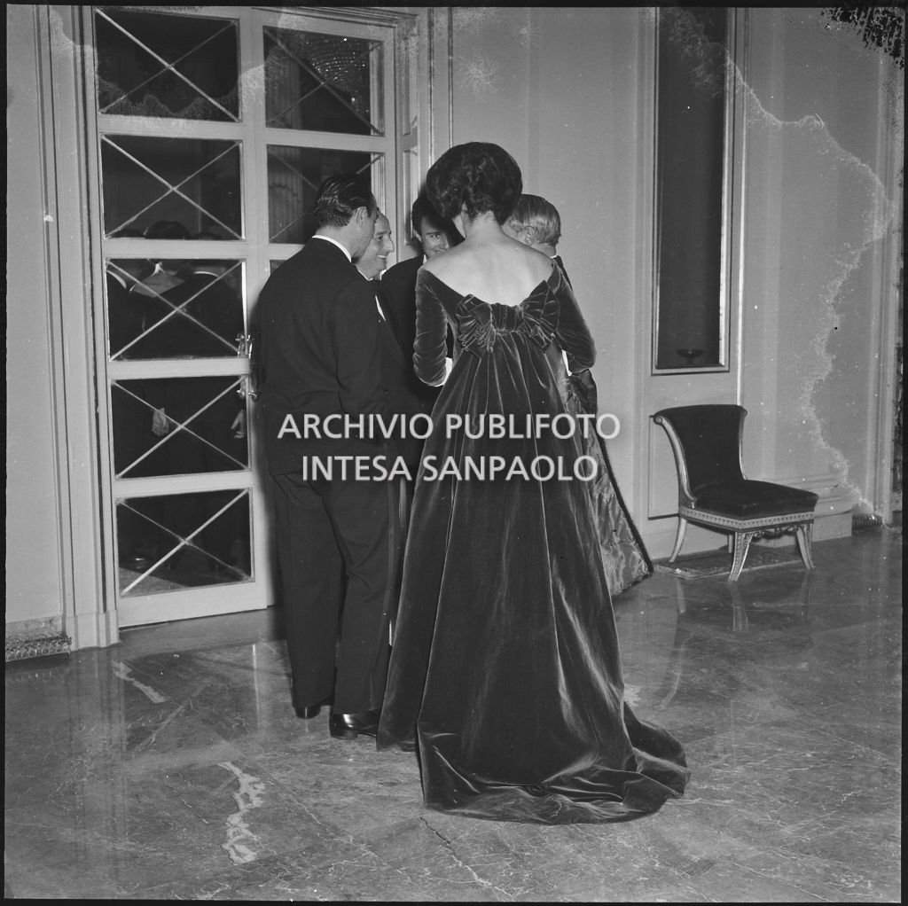 Eletta Polvani con altri spettatori nel foyer del Teatro alla Scala in occasione della serata inaugurale della stagione lirica 1958-1959 con l'opera "Turandot", di Giacomo Puccini, diretta da Antonino Votto con la regia di Margherita Wallmann