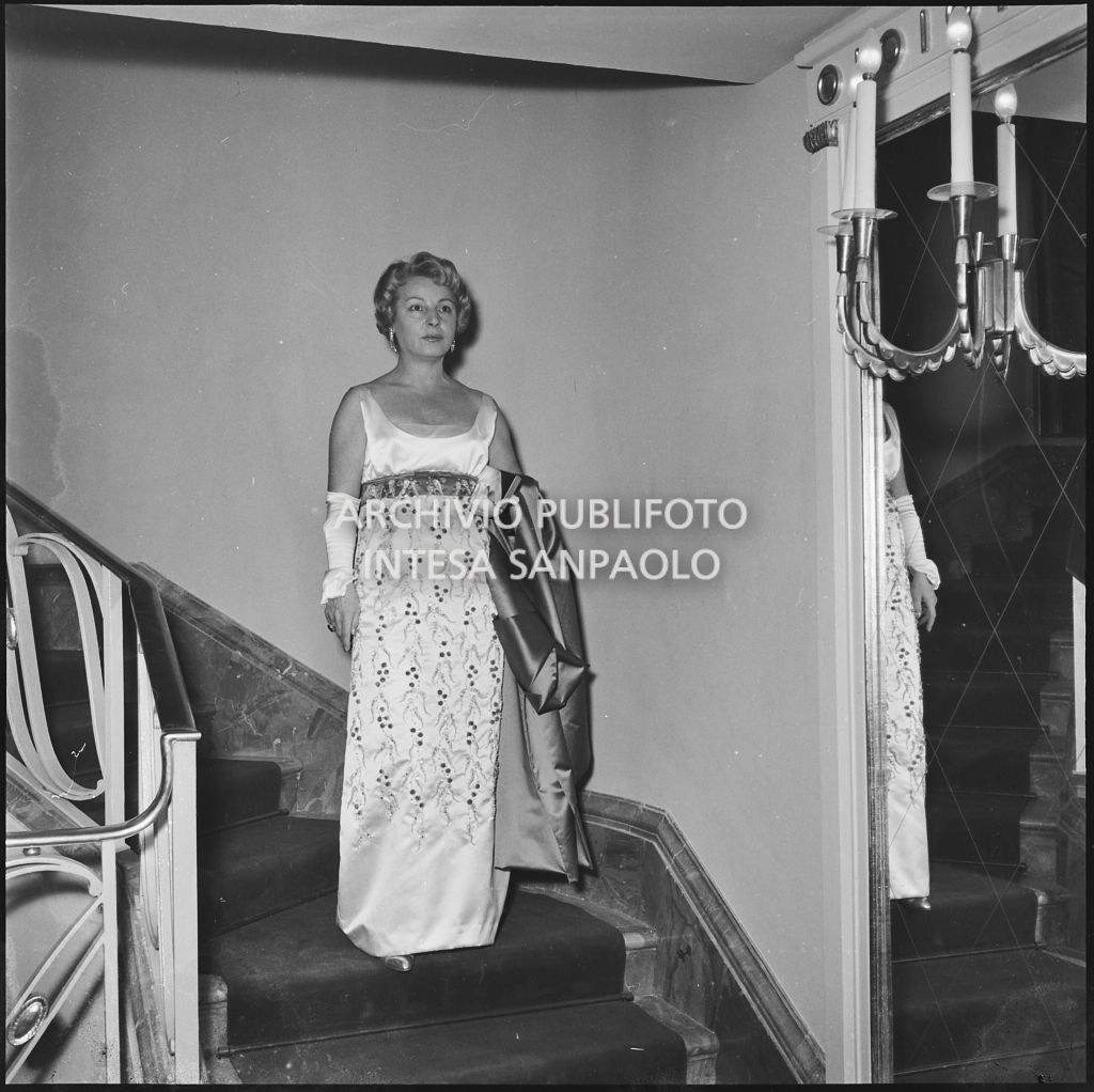 La signora Smiderle al Teatro alla Scala in occasione della serata inaugurale della stagione lirica 1958-1959 con l'opera "Turandot", di Giacomo Puccini, diretta da Antonino Votto con la regia di Margherita Wallmann