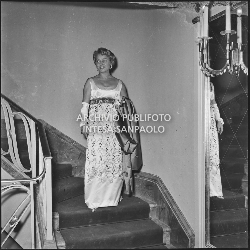 La signora Smiderle al Teatro alla Scala in occasione della serata inaugurale della stagione lirica 1958-1959 con l'opera "Turandot", di Giacomo Puccini, diretta da Antonino Votto con la regia di Margherita Wallmann