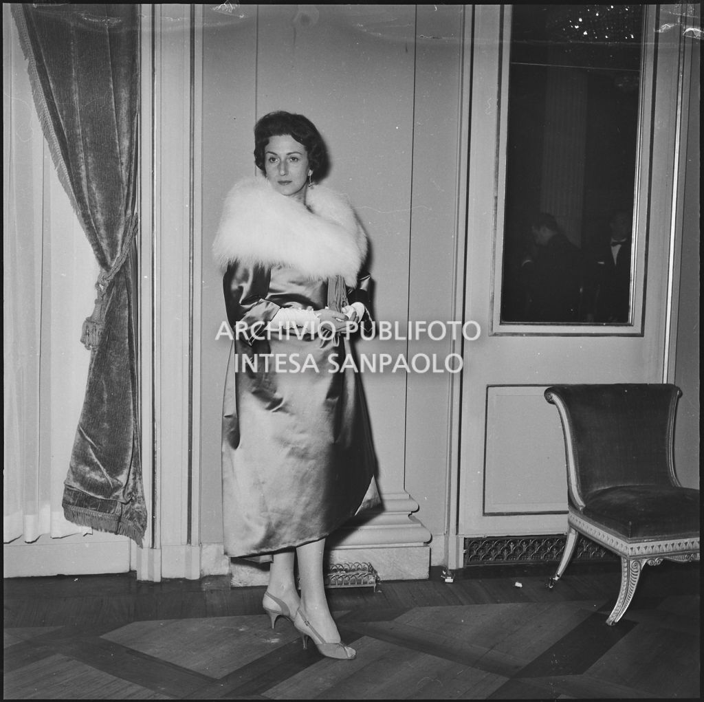 La contessa Franca Belgioioso al Teatro alla Scala in occasione della serata inaugurale della stagione lirica 1958-1959 con l'opera "Turandot", di Giacomo Puccini, diretta da Antonino Votto con la regia di Margherita Wallmann