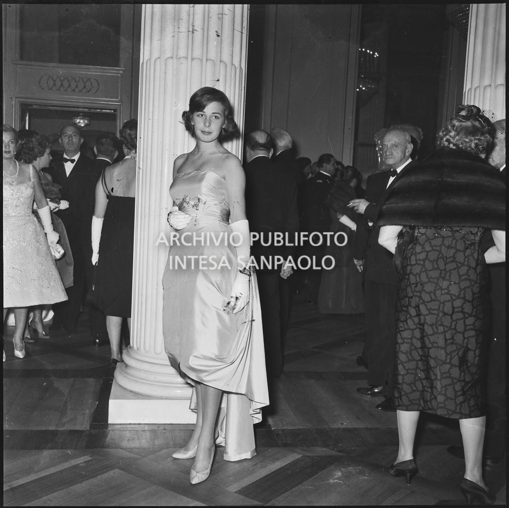 La figlia del ministro per i Rapporti con il Parlamento Dino Del Bo, al Teatro alla Scala in occasione della serata inaugurale della stagione lirica 1958-1959 con l'opera "Turandot", di Giacomo Puccini, diretta da Antonino Votto con la regia di Margherita Wallmann