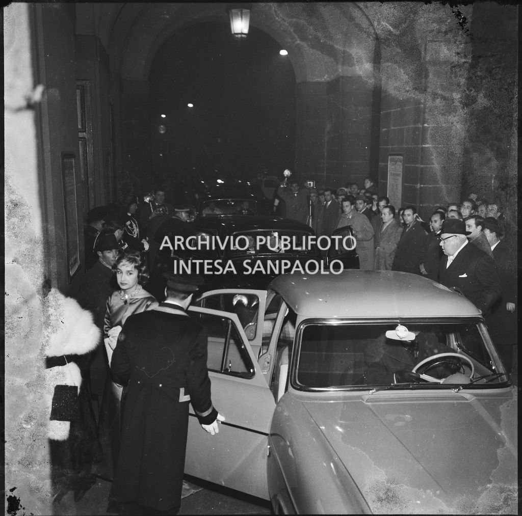 Vista sulla galleria delle carrozze del Teatro alla Scala in occasione della serata inaugurale della stagione lirica 1958-1959 con l'opera "Turandot", di Giacomo Puccini, diretta da Antonino Votto con la regia di Margherita Wallmann