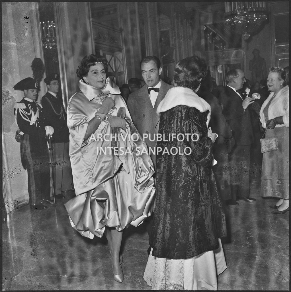 Lucia Campatelli e il marito Aldo Campatelli al Teatro alla Scala in occasione della serata inaugurale della stagione lirica 1958-1959 con l'opera "Turandot", di Giacomo Puccini, diretta da Antonino Votto con la regia di Margherita Wallmann