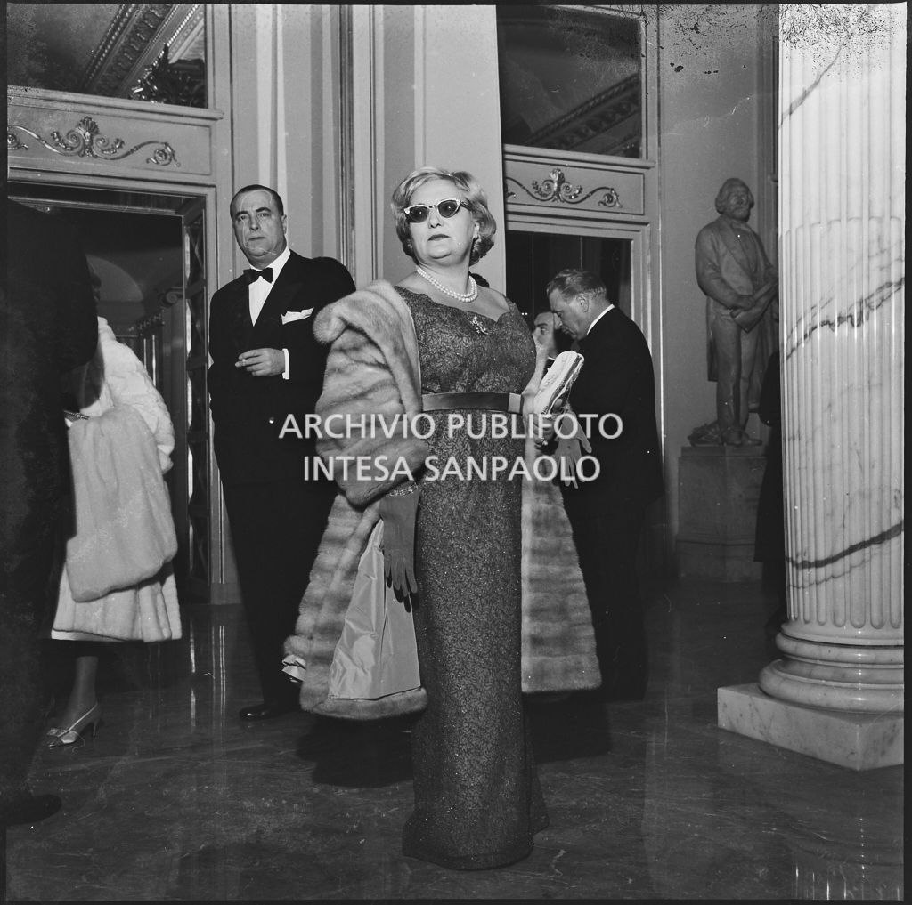 Jole Veneziani in posa nel foyer del Teatro alla Scala in occasione della serata inaugurale della stagione lirica 1958-1959 con l'opera "Turandot", di Giacomo Puccini, diretta da Antonino Votto con la regia di Margherita Wallmann