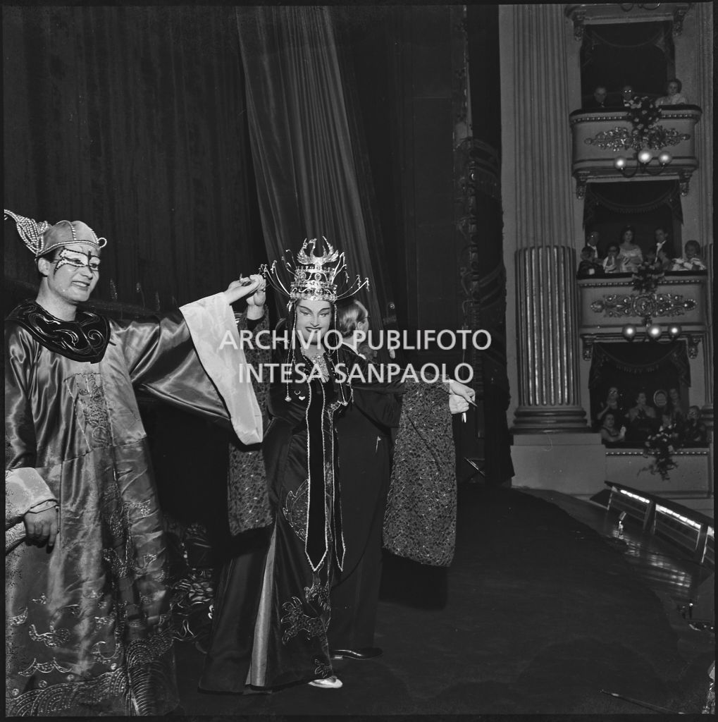 Birgit Nilsson, in abiti di scena, sul palcoscenico del Teatro alla Scala in occasione della serata inaugurale della stagione lirica 1958-1959 con l'opera "Turandot", di Giacomo Puccini, diretta da Antonino Votto con la regia di Margherita Wallmann
