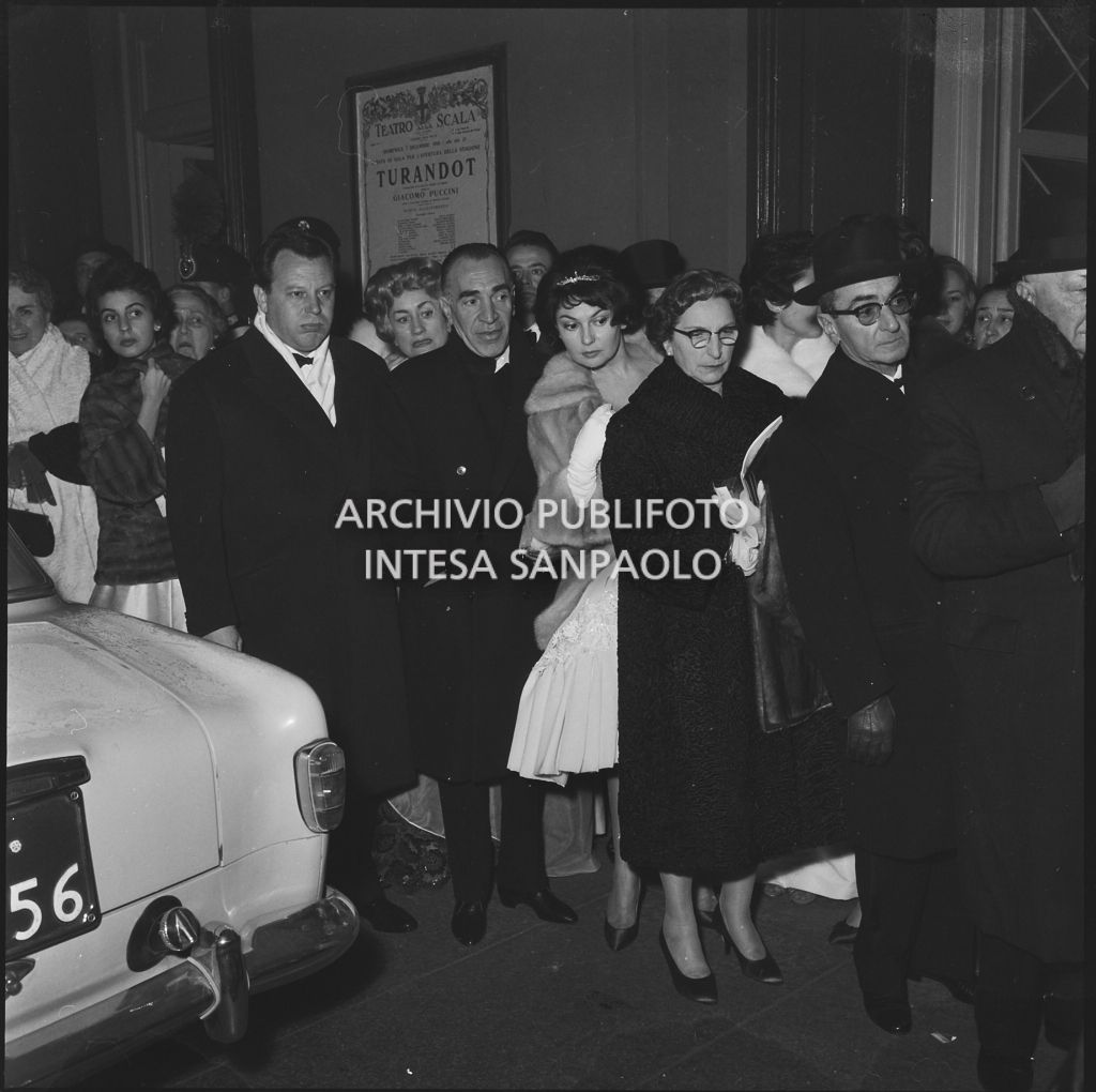 Spettatori ripresi nella galleria delle carrozze del Teatro alla Scala in occasione della serata inaugurale della stagione lirica 1958-1959 con l'opera "Turandot", di Giacomo Puccini, diretta da Antonino Votto con la regia di Margherita Wallmann