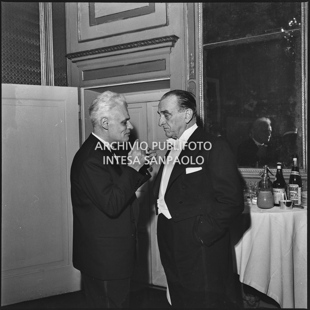 Il sovrintendente al Teatro alla Scala Antonio Ghiringhelli e il presidente del Senato Cesare Merzagora al Teatro alla Scala in occasione della serata inaugurale della stagione lirica 1958-1959 con l'opera "Turandot", di Giacomo Puccini, diretta da Antonino Votto con la regia di Margherita Wallmann