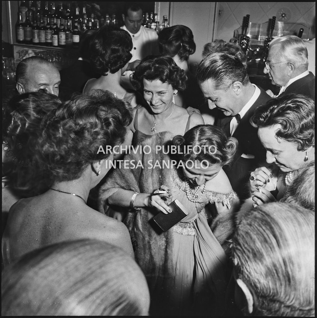 Carla Bissatini, moglie del presidente della Repubblica Giovanni Gronchi, al bar del Teatro alla Scala in occasione della serata inaugurale della stagione lirica 1958-1959 con l'opera "Turandot", di Giacomo Puccini, diretta da Antonino Votto con la regia di Margherita Wallmann